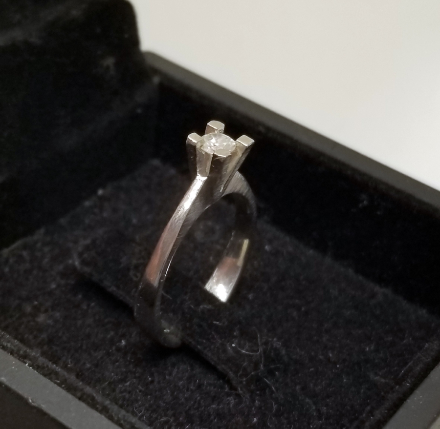 PIRLANTA TAŞLI TEKTAŞ YÜZÜK