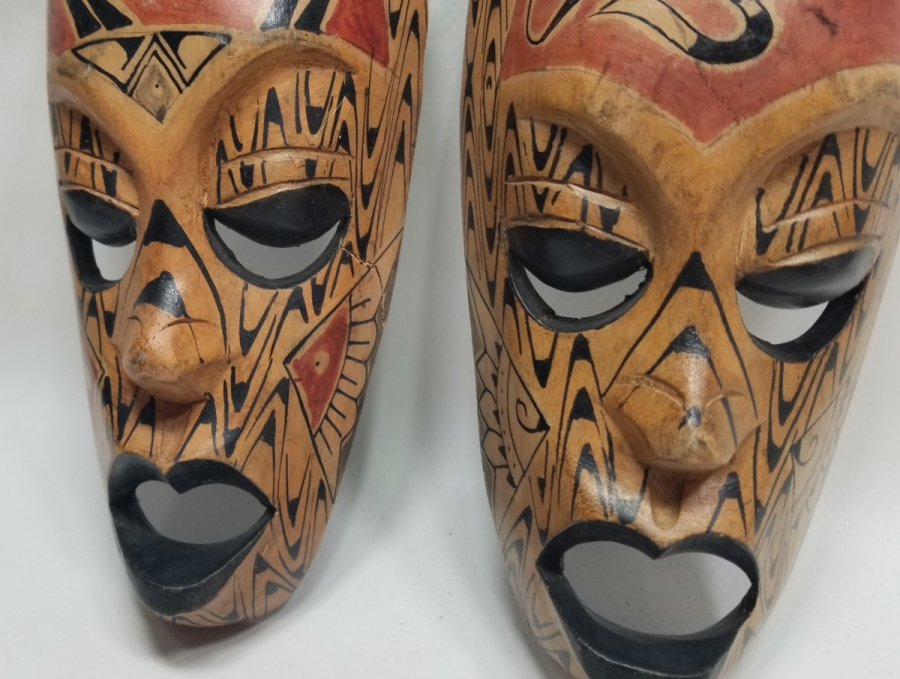 İKİ ADET EL YAPIMI AHŞAP AFRİKA MASK