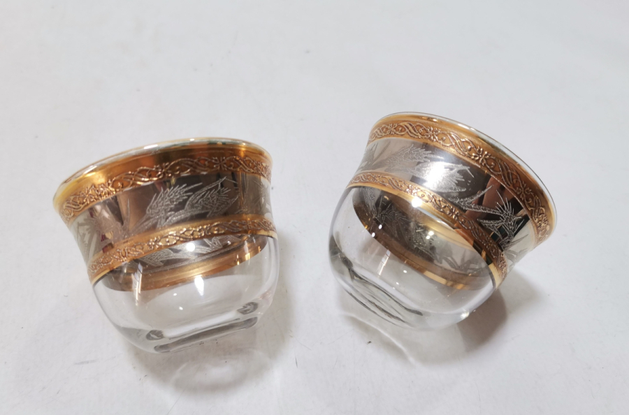 ALTIN VARAKLI VE KABARTMA İŞÇİLİKLİ ANTİKA ÇİFT ZARF FİNCANI