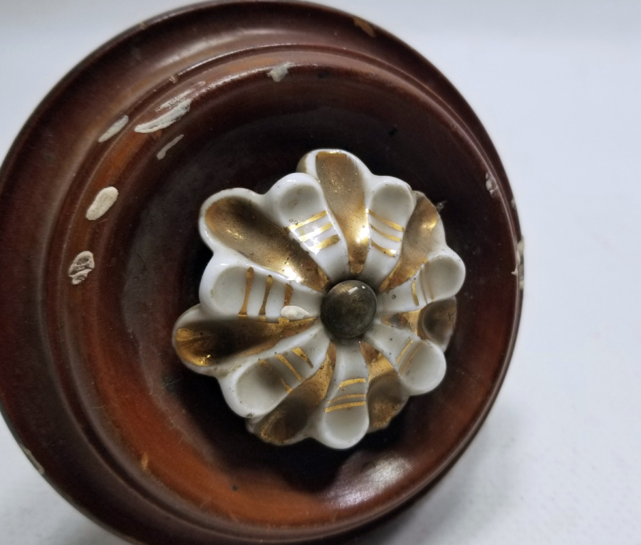 AHŞAP ÜZERİ ALTIN VERMEYLİ PORSELEN APLİKLİ OSMANLI DÖNEMİ NADİR KAPI KOLU