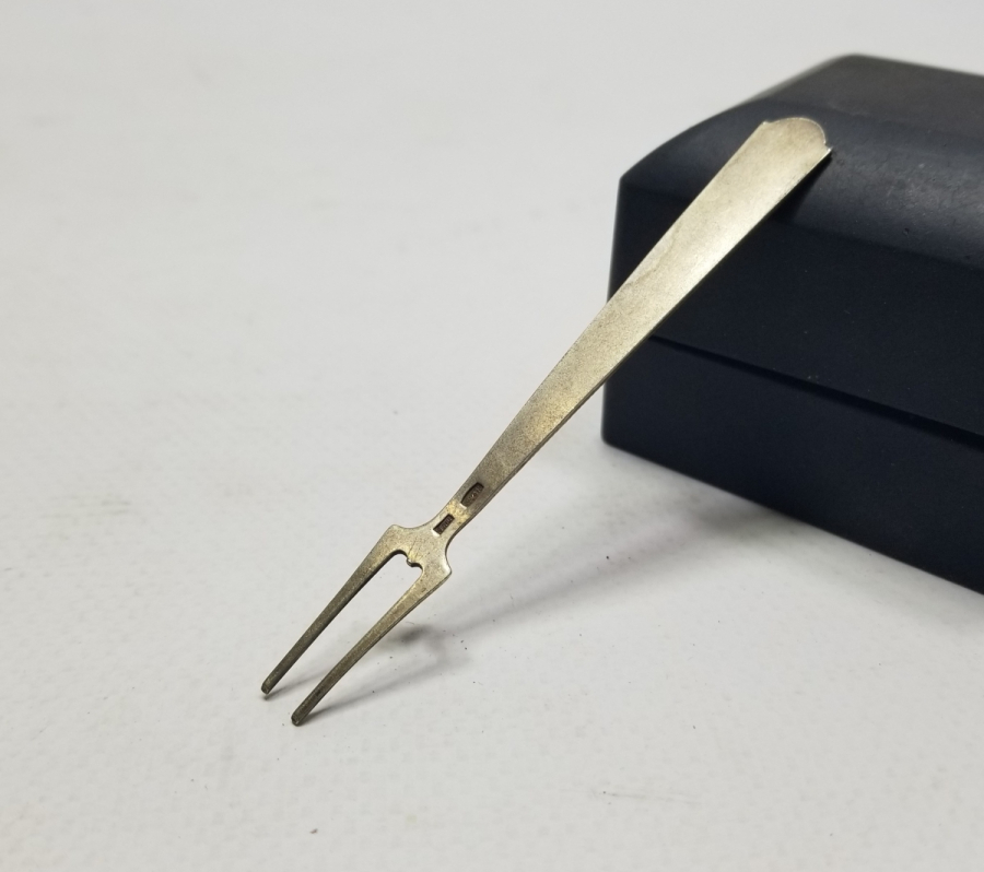 ORAK ÇEKİÇ DAMGALI ANTİKA MİNELİ RUS GÜMÜŞ PEYNİR ÇATALI