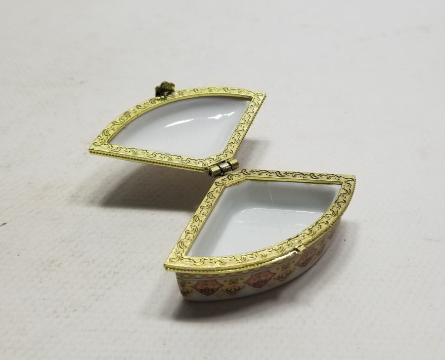 ÜZERİ YAZILI ANTİKA PORSELEN MÜCEVHER KUTUSU