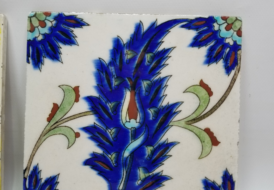 İKİ ADET ÖZEL YAPIM ANTİKA ÇİNİ KARO