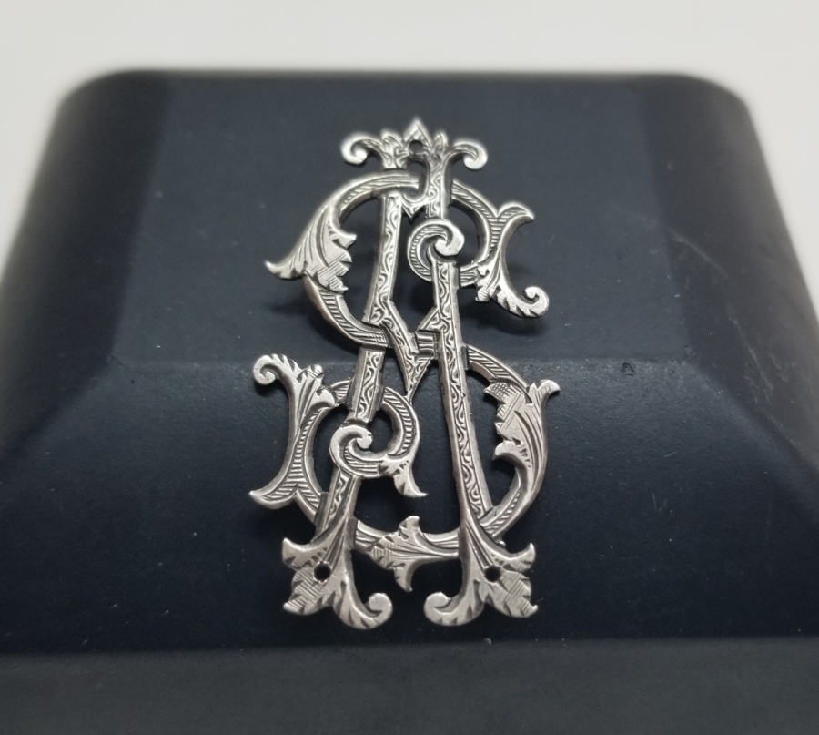 ÜZERİ KALEM VE KABARTMA İŞÇİLİKLİ OSMANLI DÖNEMİ GÜMÜŞ LEVANTEN İNSİYAL APLİK