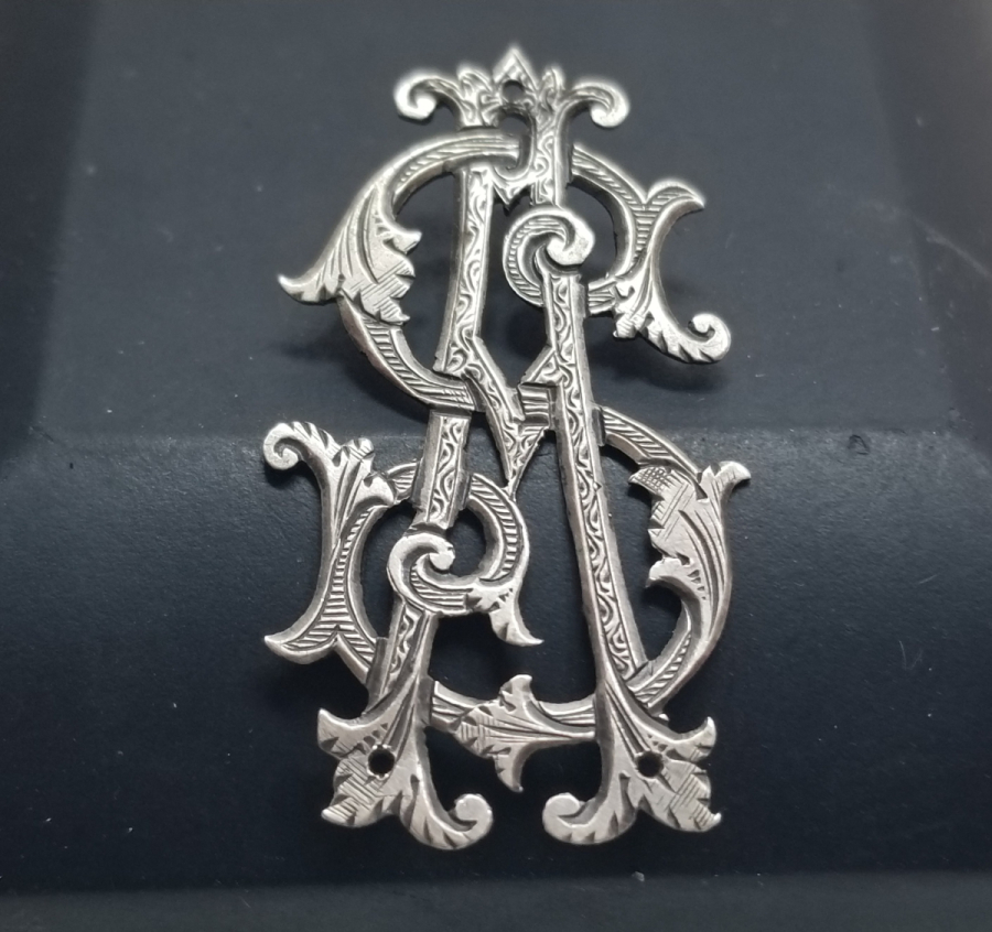 ÜZERİ KALEM VE KABARTMA İŞÇİLİKLİ OSMANLI DÖNEMİ GÜMÜŞ LEVANTEN İNSİYAL APLİK