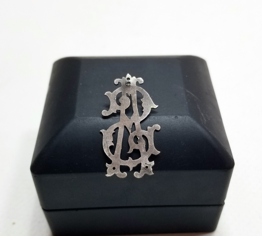 ÜZERİ KALEM VE KABARTMA İŞÇİLİKLİ OSMANLI DÖNEMİ GÜMÜŞ LEVANTEN İNSİYAL APLİK