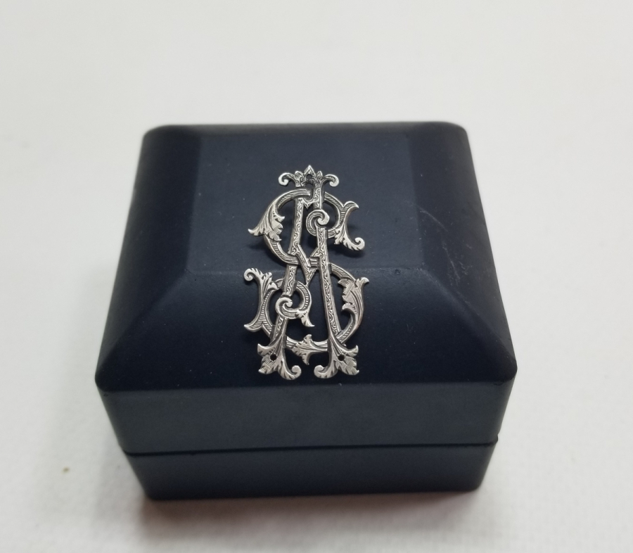 ÜZERİ KALEM VE KABARTMA İŞÇİLİKLİ OSMANLI DÖNEMİ GÜMÜŞ LEVANTEN İNSİYAL APLİK