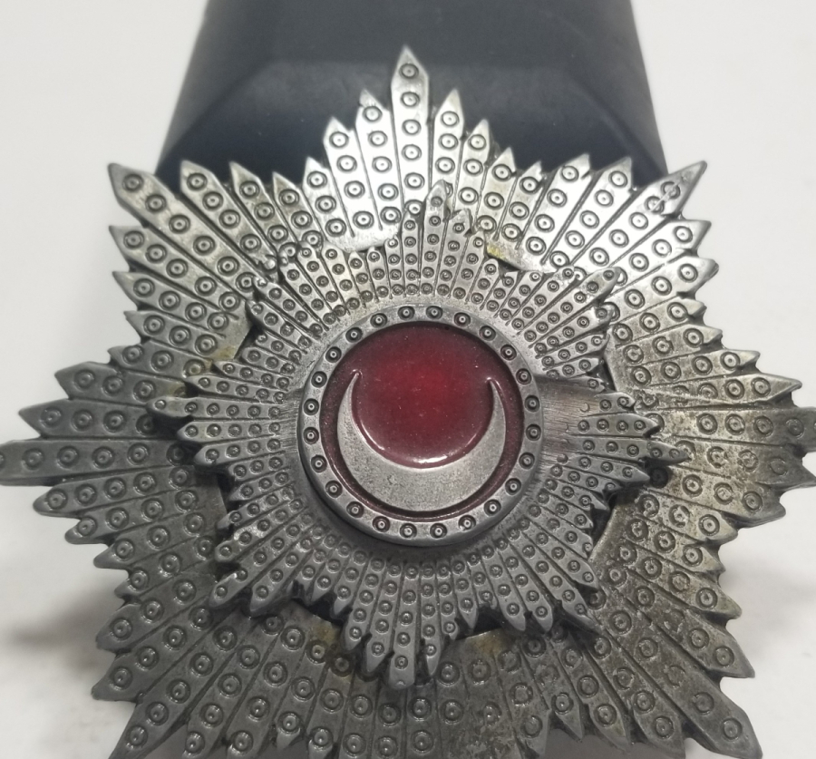 MECİDİ NİŞANI FORMUNDA YAPILMIŞ ÜZERİ MİNE İŞÇİLİKLİ BÜYÜK BOY HİLAL-İ AHMER MADALYA