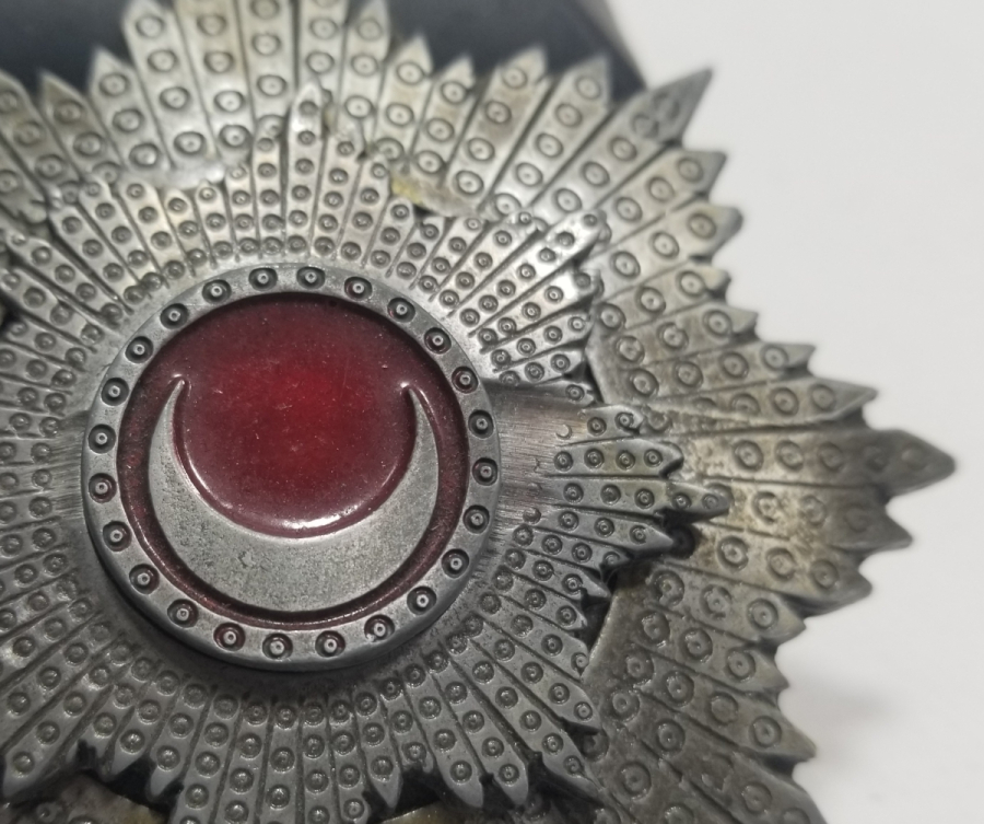 MECİDİ NİŞANI FORMUNDA YAPILMIŞ ÜZERİ MİNE İŞÇİLİKLİ BÜYÜK BOY HİLAL-İ AHMER MADALYA