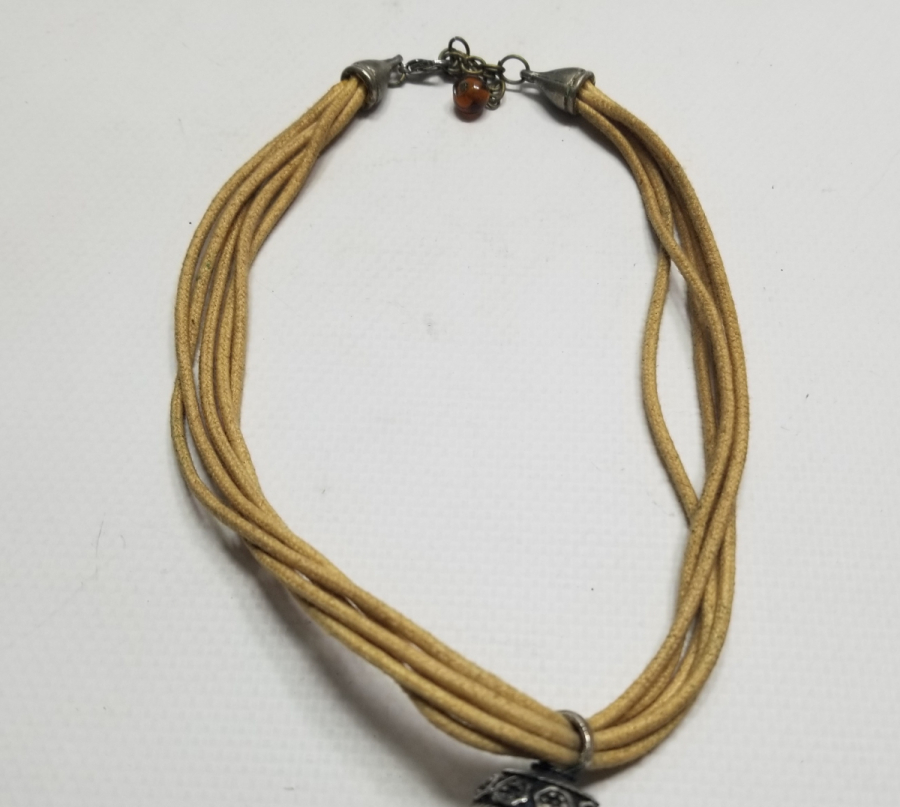 UZAKDOĞU YAPIMI KAPLAN DİŞİ KOLYE