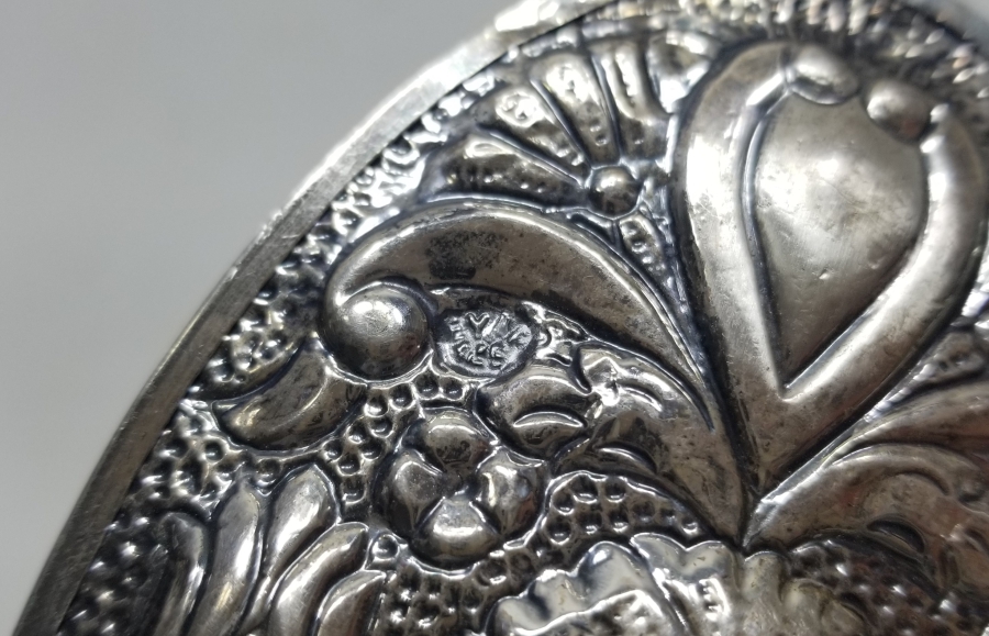 KABARTMA İŞÇİLİKLİ ANTİKA GÜMÜŞ ELBİSE FIRÇASI