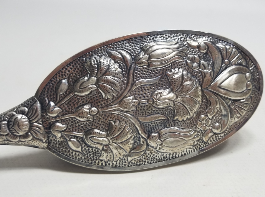 KABARTMA İŞÇİLİKLİ ANTİKA GÜMÜŞ ELBİSE FIRÇASI