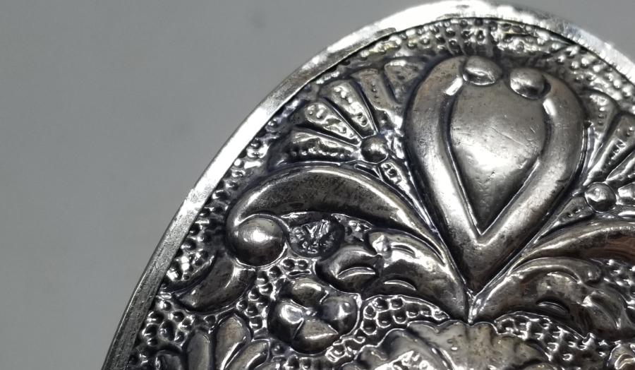 KABARTMA İŞÇİLİKLİ ANTİKA GÜMÜŞ ELBİSE FIRÇASI