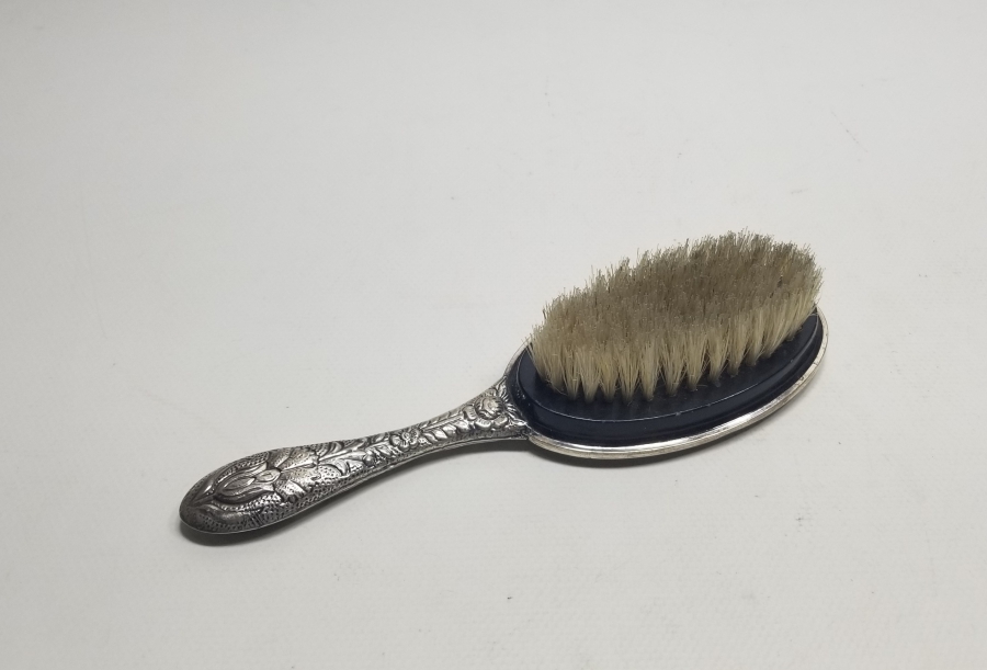 KABARTMA İŞÇİLİKLİ ANTİKA GÜMÜŞ ELBİSE FIRÇASI