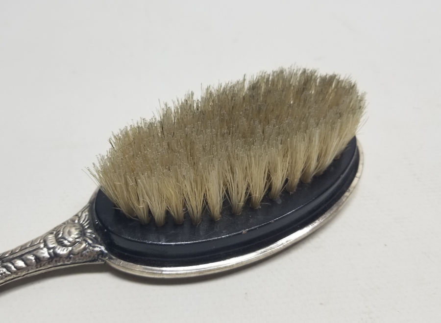 KABARTMA İŞÇİLİKLİ ANTİKA GÜMÜŞ ELBİSE FIRÇASI