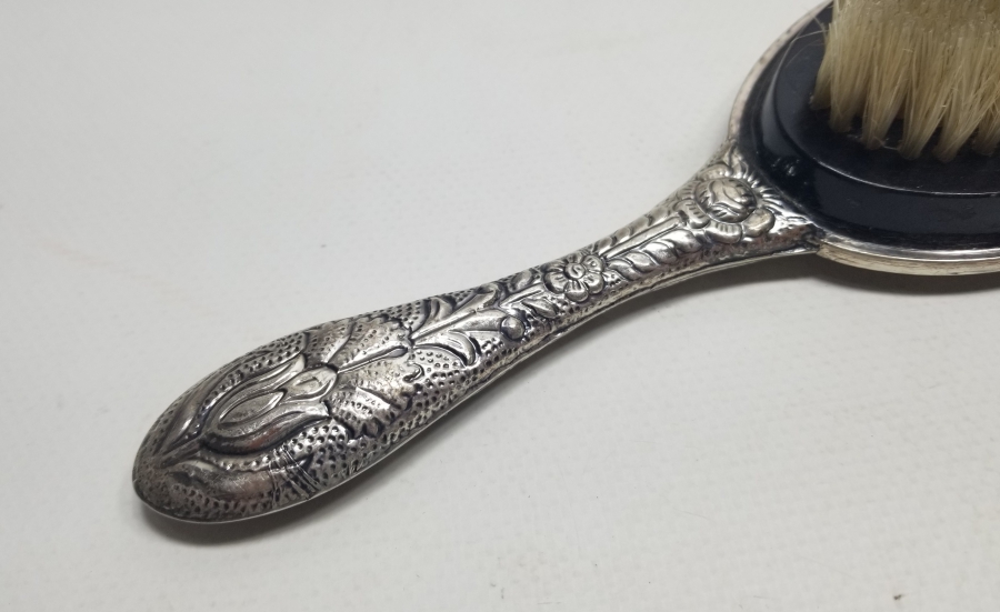 KABARTMA İŞÇİLİKLİ ANTİKA GÜMÜŞ ELBİSE FIRÇASI