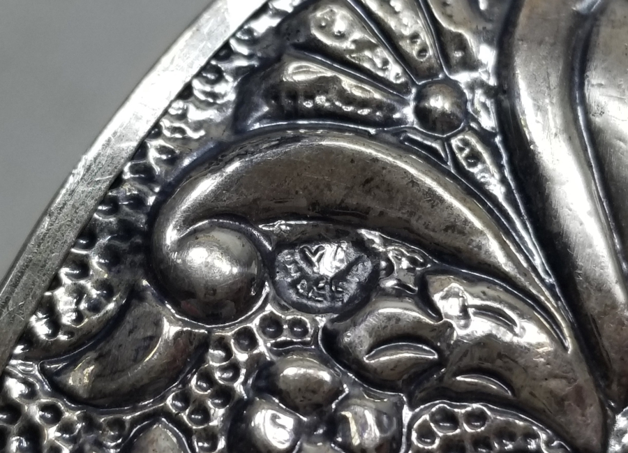 KABARTMA İŞÇİLİKLİ ANTİKA GÜMÜŞ ELBİSE FIRÇASI