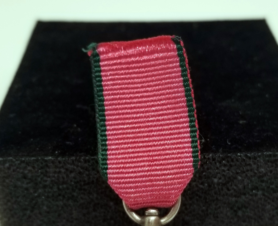 ORİJİNAL ASKI VE İPEK KURDELASIYLA FRANSIZ TİPİ MİNYATÜR GÜMÜŞ KIRIM MADALYASI