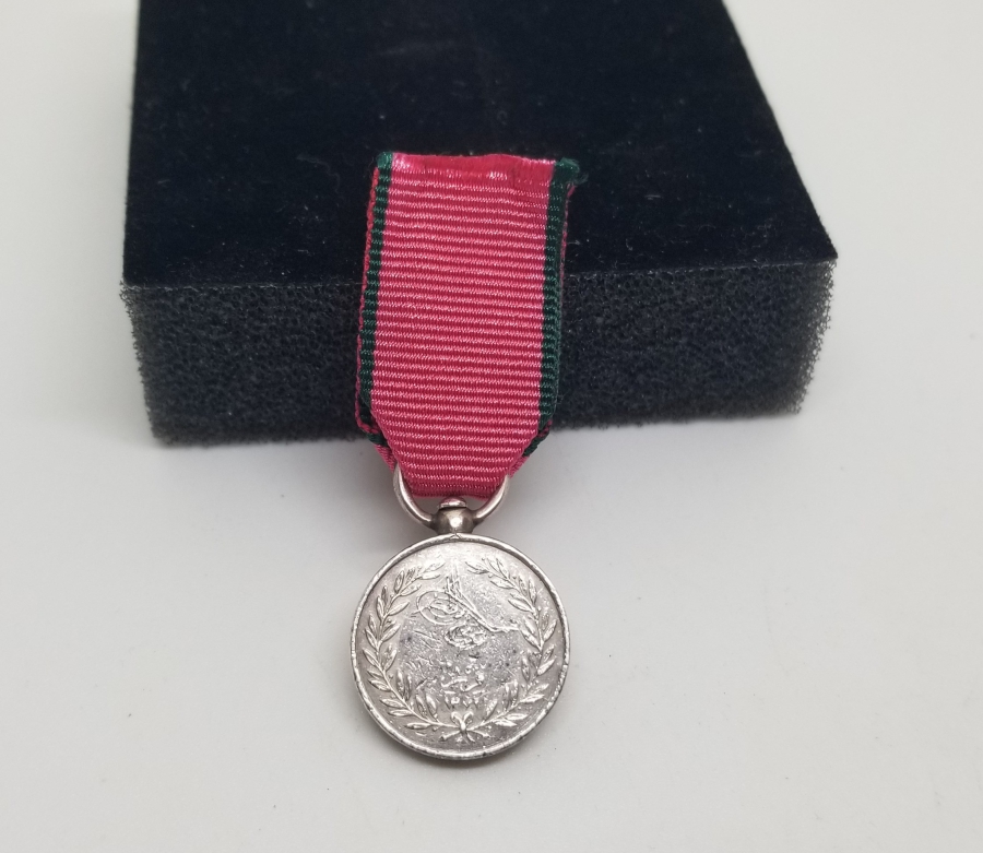 ORİJİNAL ASKI VE İPEK KURDELASIYLA FRANSIZ TİPİ MİNYATÜR GÜMÜŞ KIRIM MADALYASI