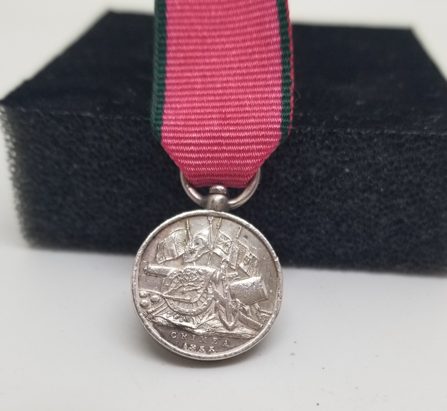 ORİJİNAL ASKI VE İPEK KURDELASIYLA FRANSIZ TİPİ MİNYATÜR GÜMÜŞ KIRIM MADALYASI