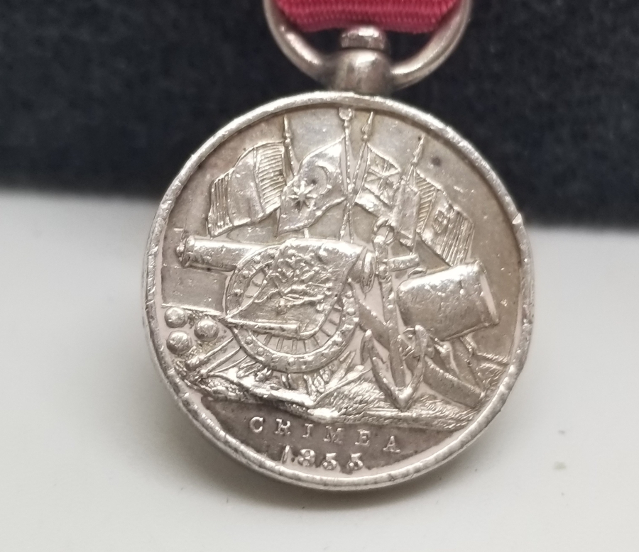 ORİJİNAL ASKI VE İPEK KURDELASIYLA FRANSIZ TİPİ MİNYATÜR GÜMÜŞ KIRIM MADALYASI