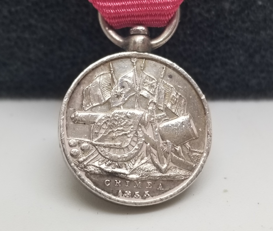 ORİJİNAL ASKI VE İPEK KURDELASIYLA FRANSIZ TİPİ MİNYATÜR GÜMÜŞ KIRIM MADALYASI