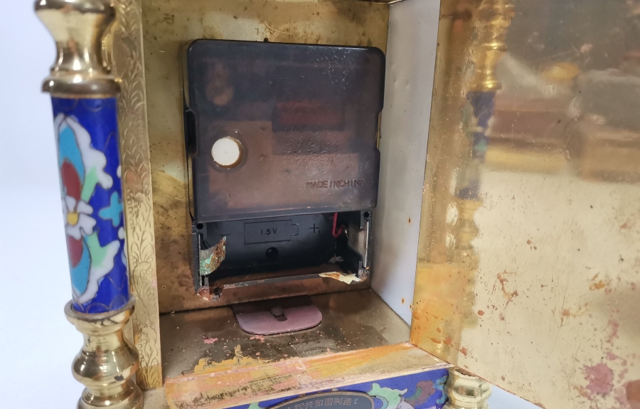 MİNE İŞÇİLİKLİ ANTİKA MASA SAATİ