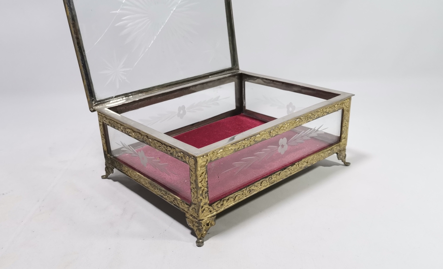 BÜYÜK BOY ANTİKA KAPAKLI TEŞHİR KUTUSU