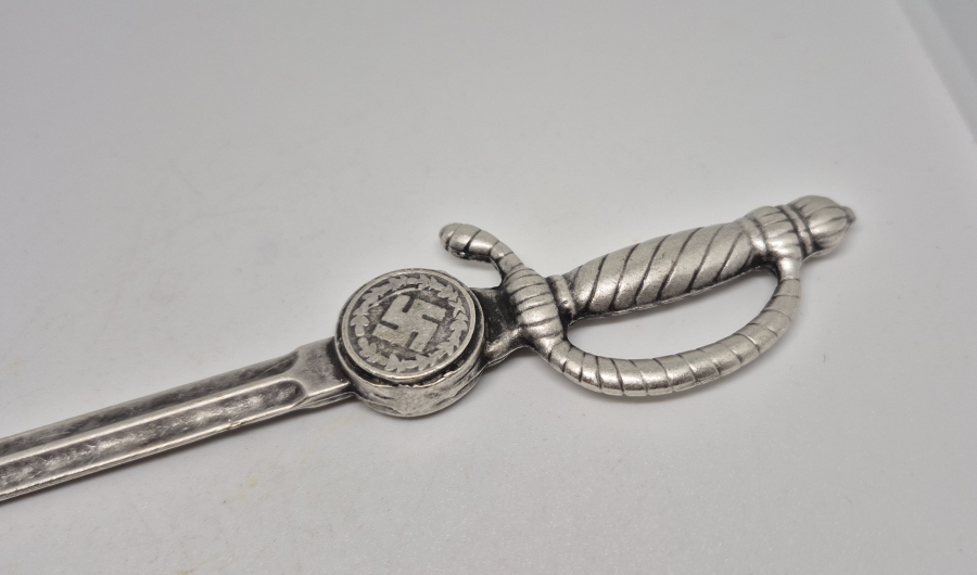 ÜZERİ GAMALI HAÇ FİGÜRLÜ SUBAY MEÇİ FORMUNDA YAPILMIŞ ANTİKA ZARF AÇACAĞI