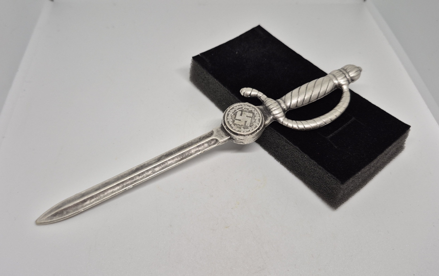 ÜZERİ GAMALI HAÇ FİGÜRLÜ SUBAY MEÇİ FORMUNDA YAPILMIŞ ANTİKA ZARF AÇACAĞI