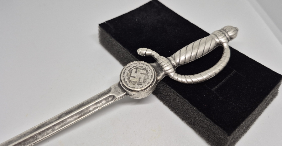 ÜZERİ GAMALI HAÇ FİGÜRLÜ SUBAY MEÇİ FORMUNDA YAPILMIŞ ANTİKA ZARF AÇACAĞI