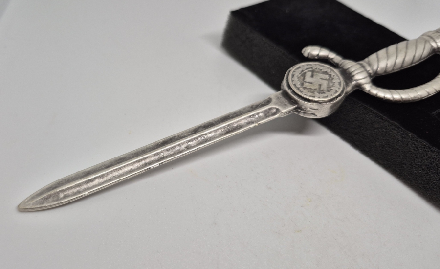 ÜZERİ GAMALI HAÇ FİGÜRLÜ SUBAY MEÇİ FORMUNDA YAPILMIŞ ANTİKA ZARF AÇACAĞI