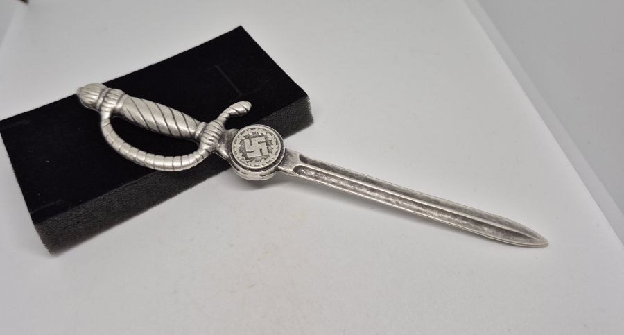 ÜZERİ GAMALI HAÇ FİGÜRLÜ SUBAY MEÇİ FORMUNDA YAPILMIŞ ANTİKA ZARF AÇACAĞI