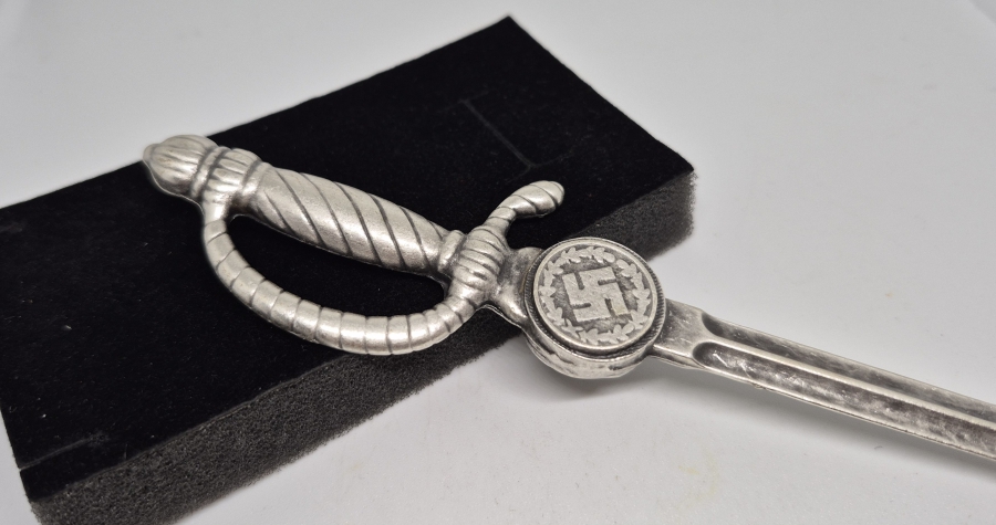 ÜZERİ GAMALI HAÇ FİGÜRLÜ SUBAY MEÇİ FORMUNDA YAPILMIŞ ANTİKA ZARF AÇACAĞI