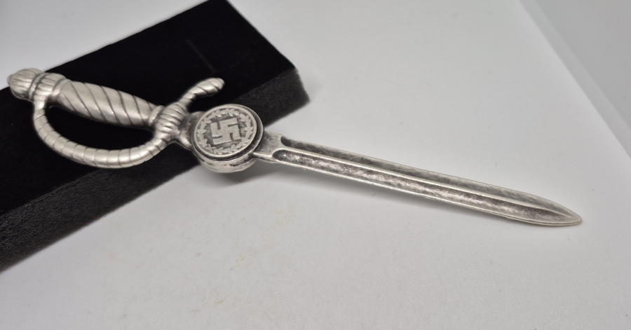 ÜZERİ GAMALI HAÇ FİGÜRLÜ SUBAY MEÇİ FORMUNDA YAPILMIŞ ANTİKA ZARF AÇACAĞI