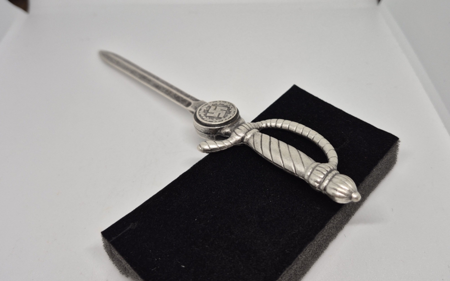 ÜZERİ GAMALI HAÇ FİGÜRLÜ SUBAY MEÇİ FORMUNDA YAPILMIŞ ANTİKA ZARF AÇACAĞI