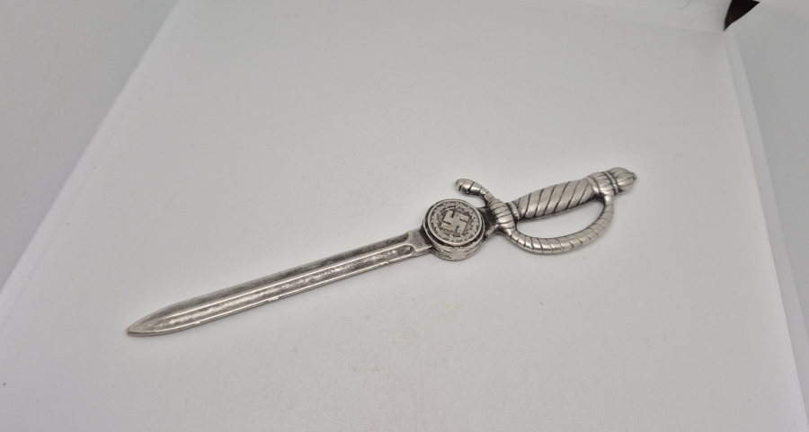 ÜZERİ GAMALI HAÇ FİGÜRLÜ SUBAY MEÇİ FORMUNDA YAPILMIŞ ANTİKA ZARF AÇACAĞI