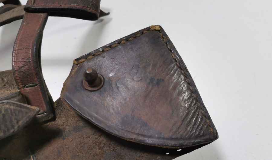 ÜZERİ OSMANLICA YAZILI NADİR CAN KARDAŞ DERİ MEÇ ASKISI