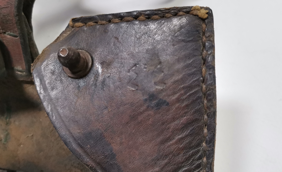 ÜZERİ OSMANLICA YAZILI NADİR CAN KARDAŞ DERİ MEÇ ASKISI