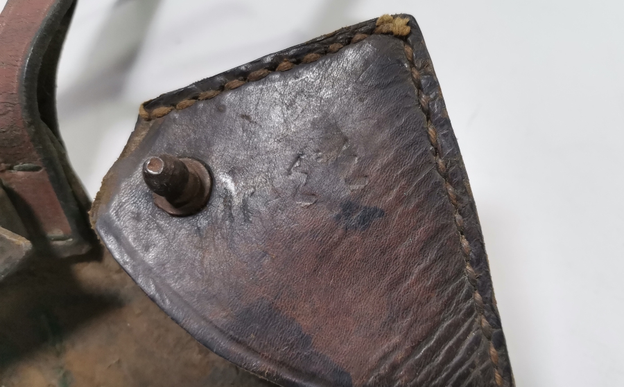 ÜZERİ OSMANLICA YAZILI NADİR CAN KARDAŞ DERİ MEÇ ASKISI