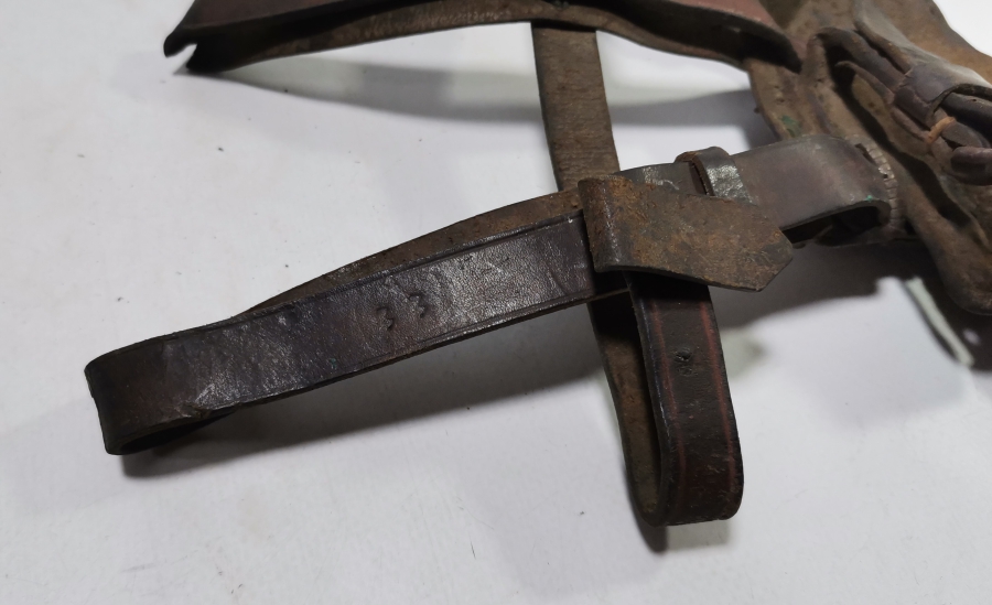 ÜZERİ OSMANLICA YAZILI NADİR CAN KARDAŞ DERİ MEÇ ASKISI