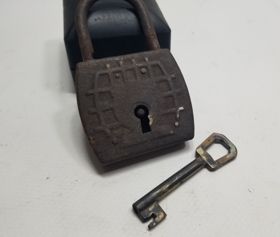 ORİJİNAL ANAHTARIYLA ANTİKA KİLİT