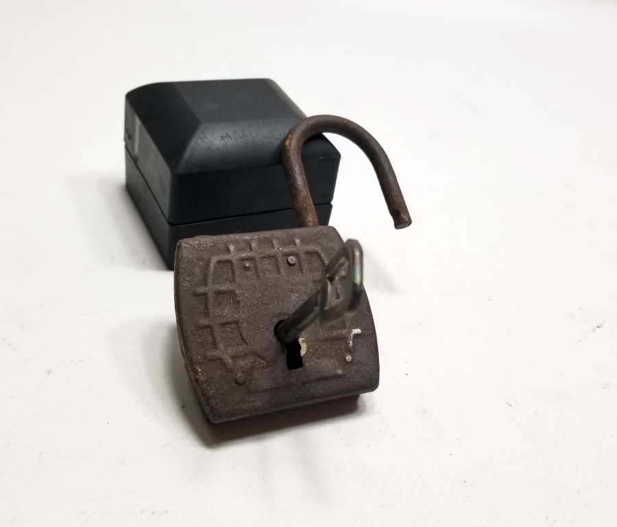 ORİJİNAL ANAHTARIYLA ANTİKA KİLİT