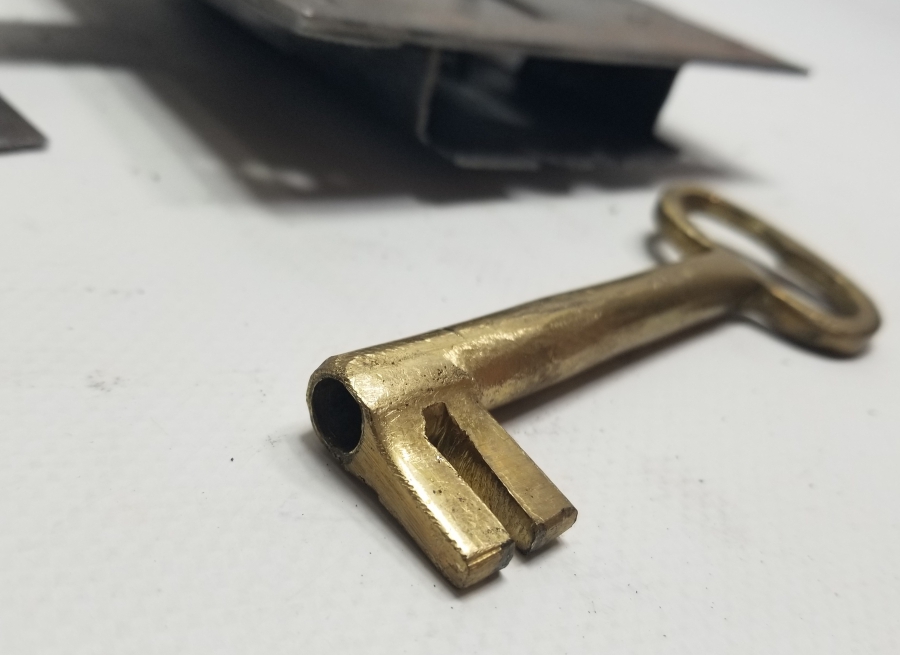 ORİJİNAL ANAHTARIYLA OSMANLI DÖNEMİ İŞLEMELİ KAPI KİLİDİ