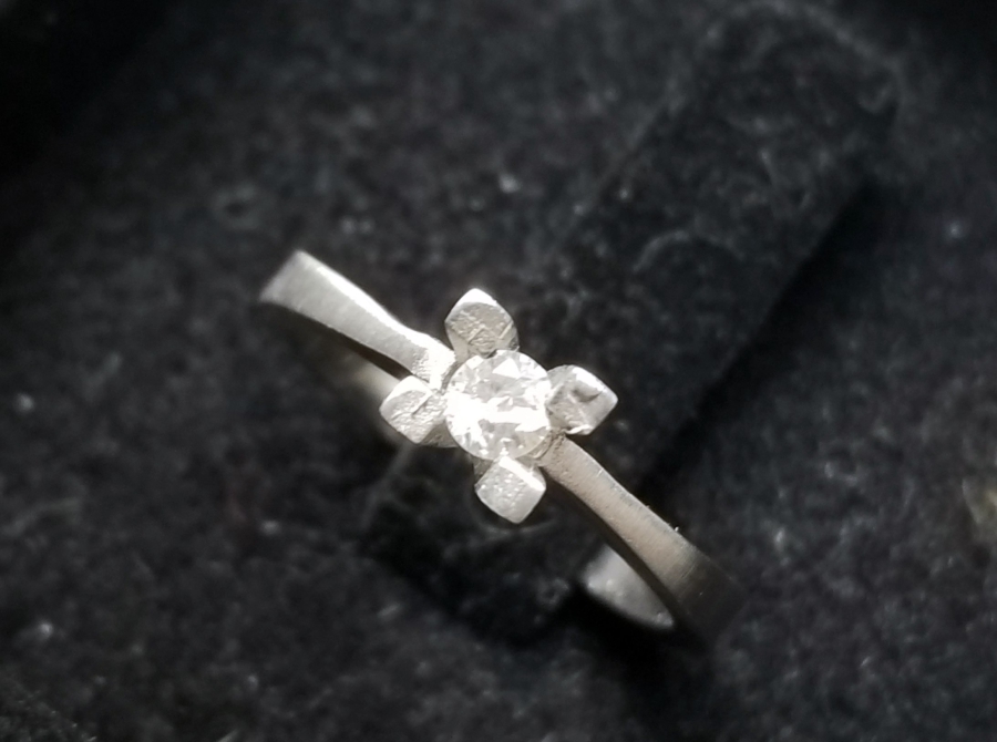 PIRLANTA TAŞLI TEKTAŞ YÜZÜK