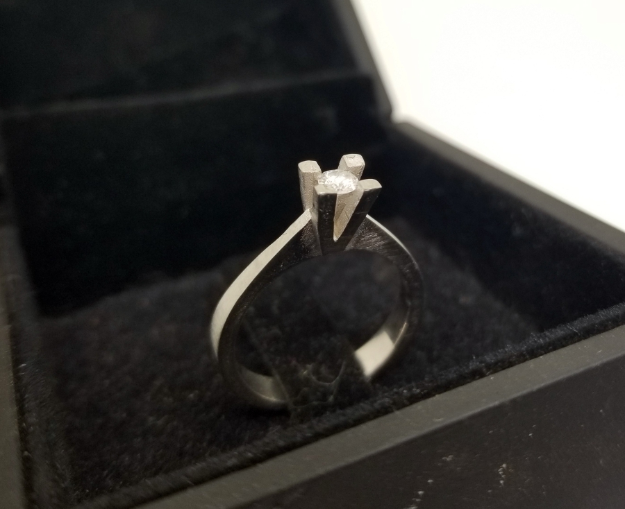 PIRLANTA TAŞLI TEKTAŞ YÜZÜK