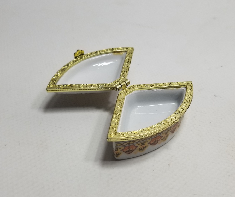 ÜZERİ YAZILI ANTİKA PORSELEN MÜCEVHER KUTUSU