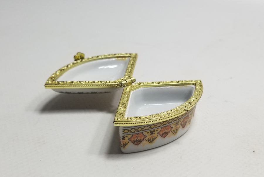 ÜZERİ YAZILI ANTİKA PORSELEN MÜCEVHER KUTUSU