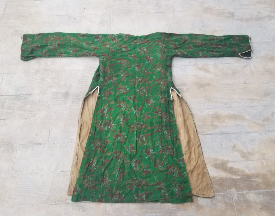 KENARLARI GÜMÜŞ SIRMA İŞÇİLİKLİ ANTİKA ÜÇETEK