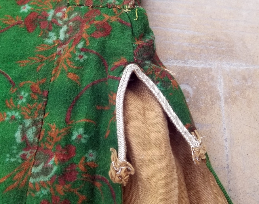 KENARLARI GÜMÜŞ SIRMA İŞÇİLİKLİ ANTİKA ÜÇETEK